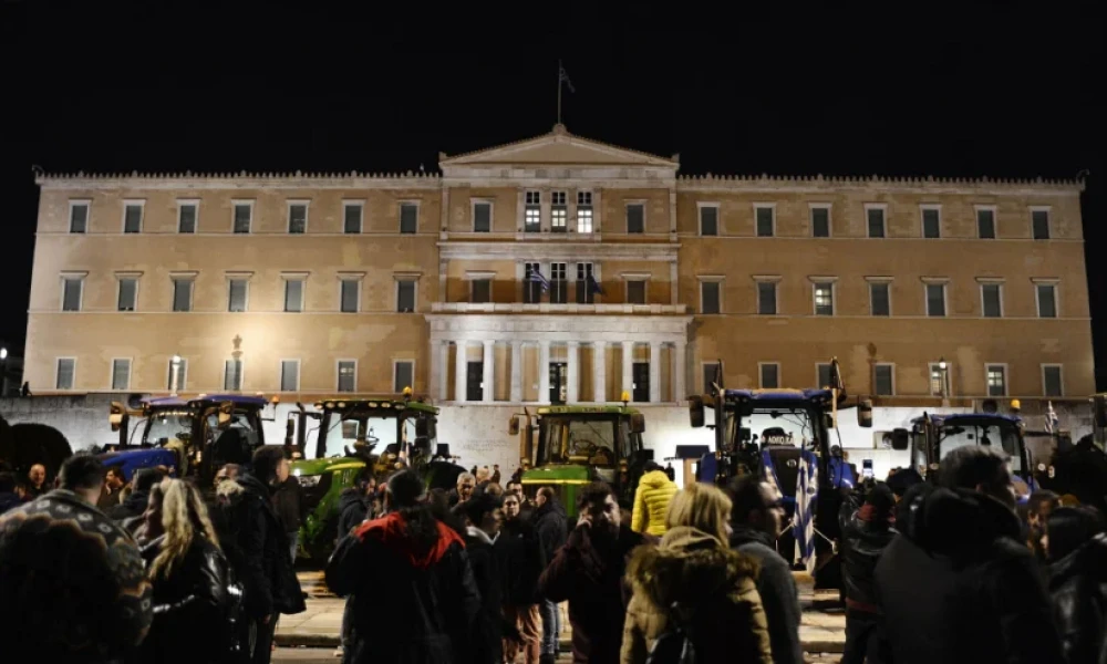 Συλλαλητήριο αγροτών: Πάνω από 120 τρακτέρ βρέθηκαν στο Σύνταγμα - Αποχωρούν στις 11 (Βίντεο)